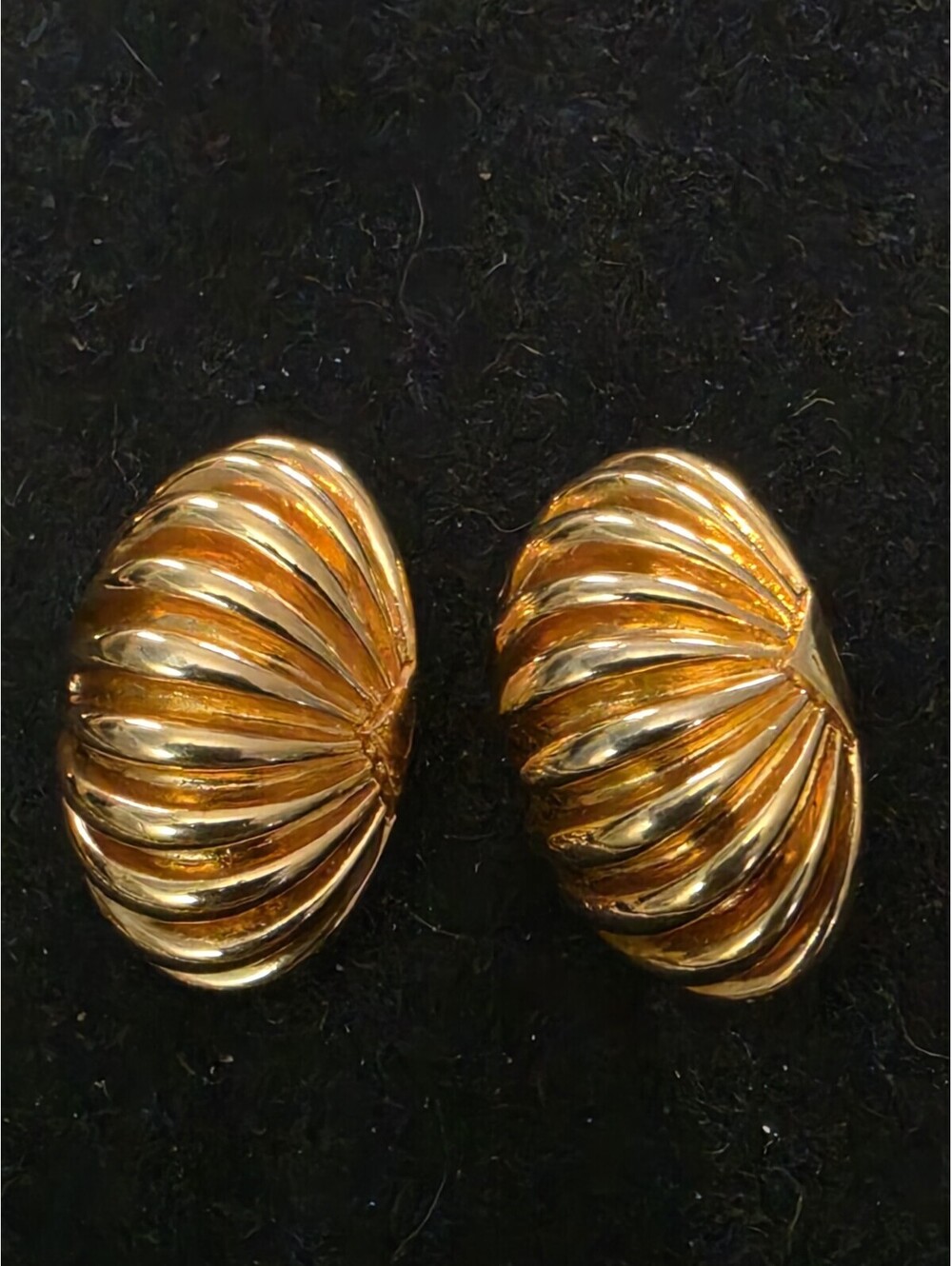 Vintage 80s Dome Shrimp Ribbed Goldtone Pierced Earrings